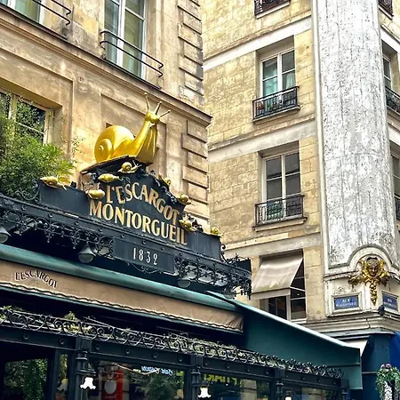 Quartier Montorgueil, Voie Pietonne, Dans Un Immeuble Du Xveme